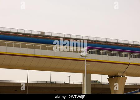 Riad, Saudi-Arabien - 15. März 2024, KAFD - Riad Metro's Hochbahn und Bahngleise Freeway Stockfoto