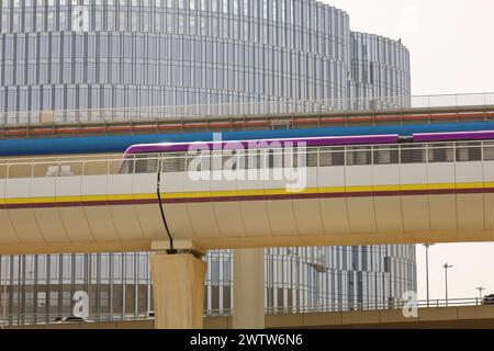 Riad, Saudi-Arabien - 15. März 2024, KAFD - Riad Metro's Hochbahn und Bahngleise Freeway Stockfoto