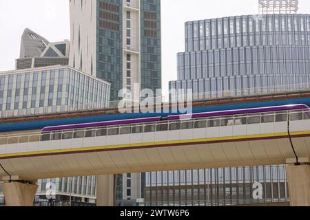 Riad, Saudi-Arabien - 15. März 2024, KAFD - Riad Metro's Hochbahn und Bahngleise Freeway Stockfoto