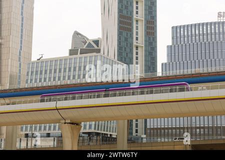 Riad, Saudi-Arabien - 15. März 2024, KAFD - Riad Metro's Hochbahn und Bahngleise Freeway Stockfoto