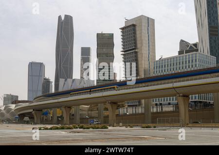 Riad, Saudi-Arabien - 15. März 2024, KAFD - Riad Metro's Hochbahn und Bahngleise Freeway Stockfoto