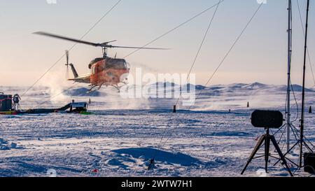 240315-N-EI510-1054 BEAUFORT SEA, Polarkreis (16. März 2024) – Ein Bell UH-1H Hubschrauber landet im Ice Camp Whale während der Operation Ice Camp (ICE CAMP) 2024. DAS ICE CAMP ist eine dreiwöchige Operation, die es der Marine ermöglicht, ihre Einsatzbereitschaft in der Arktis zu bewerten, die Erfahrung in der Region zu erhöhen, das Verständnis der arktischen Umwelt zu verbessern und Beziehungen zu anderen Diensten, Verbündeten und Partnerorganisationen weiterzuentwickeln. (Foto der U.S. Navy von Scott Barnes, einem Spezialist für Massenkommunikation der 1. Klasse) Stockfoto