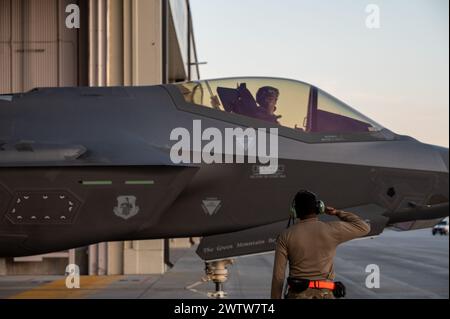 Ein Pilot des 158th Fighter Wing, Vermont Air National Guard, bereitet sich darauf vor, am 13. März 2024 ein Flugzeug der F-35A Lightning II auf einer Nachtflugmission auf der Vermont Air National Guard Base in South Burlington, Vermont, zu fliegen. Die Mitglieder der VTANG müssen nachts trainieren, um sicherzustellen, dass die Piloten und die unterstützenden Flugzeuge am Boden unter verschiedenen Wetterbedingungen und Szenarien kompetent bleiben. (Foto von U.S. Air Force Tech. Herr Richard Mekkri) Stockfoto