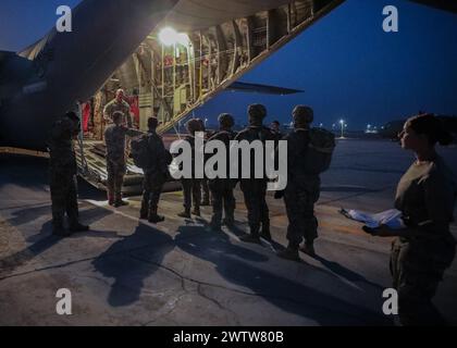 Soldaten, die dem 1. Bataillon, 143. Infanterieregiment, 56. Infanterie-Brigade-Kampfteam, 36. Infanteriedivision, Nationalgarde der Texas Army, zugewiesen sind, bereiten sich auf den Einsatz eines C-130 Herkules, eines militärischen Transportflugzeugs, während des Flugbetriebs im Rahmen der Übung Bright Star 2023 auf der Borg El Arab Air Base in Alexandria, Ägypten vor. September 2023. Bright Star 2023 ist eine multilaterale Übung des US-Zentralkommandos mit der Arabischen Republik Ägypten in Luft-, Land- und Seegebieten, die die regionale Sicherheit und Zusammenarbeit fördert und verbessert und die Interoperabilität in irregulären Kriegen gegen Hybri verbessert Stockfoto