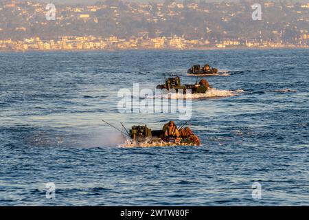 Amphibienfahrzeuge des U.S. Marine Corps, die der Alpha Kompanie zugeordnet sind, Battalion Landing Team 1/5, 15. Marine Expeditionary Unit, führen am 7. Dezember 2023 einen Open Water Transit im Pazifischen Ozean durch. Die 15. MEU ist derzeit an Bord der Boxer Amphibious Ready Group, die integrierte Trainings- und Routineoperationen in der 3. US-Flotte durchführt. (Foto des U.S. Marine Corps von Lance CPL. Peyton Kahle) Stockfoto