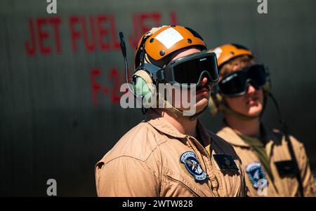 Allen McDaniel (links), VMFA-501 und Thomas Hawley (rechts), Captain der VMFA-533 Powerline, sehen sich eine F-35A Lightning II Hot Pit Refuel am 13. März 2024 auf der Luke Air Force Base in Arizona an. Die Zusammenarbeit zwischen Luke AFB und Yuma dient der Stärkung der Agile Combat Employment (ACE), einem strategischen Ansatz, der die Überlebensfähigkeit und Widerstandsfähigkeit von Luftfahrzeugen in umstrittenen Umgebungen gewährleisten soll. (Foto der U.S. Air Force von Airman 1st Class Mason Hargrove) Stockfoto