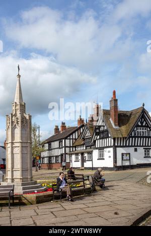 Der alte Marktplatz mit Kopfsteinpflaster in der Stadt Cheshire Sandbach mit dem Kriegsdenkmal im Vordergrund und dem alten Black Bear Pub im Hintergrund Stockfoto