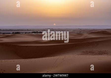 Authentischer Blick auf die Sanddünen der sahara in marokko, afrika Stockfoto