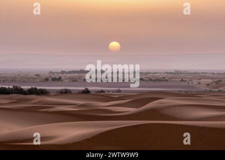 Authentischer Blick auf die Sanddünen der sahara in marokko, afrika Stockfoto