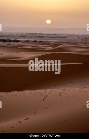 Authentischer Blick auf die Sanddünen der sahara in marokko, afrika Stockfoto