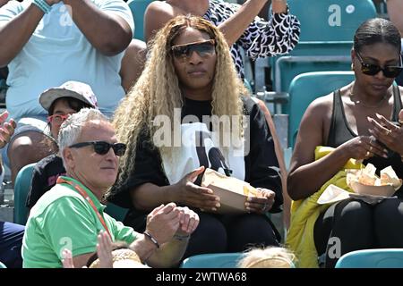 Miami Gardens, Usa. März 2024. MIAMI GARDENS, FL - 19. MÄRZ: Serena Williams beobachtet ihre Schwester Venus beim Tennis bei den Miami Open im Hard Rock Stadium in Miami Gardens, FL (Foto: Michele Eve Sandberg/SIPA USA) Credit: SIPA USA/Alamy Live News Stockfoto