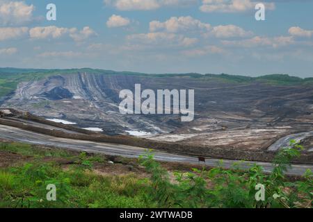 Großer Tagebau im Kohlebergbau oder Steinbruch Stockfoto