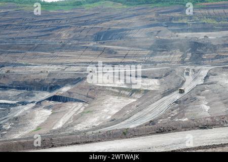 Großer Steinbruch im Tagebau in Borneo, Indonesien Stockfoto