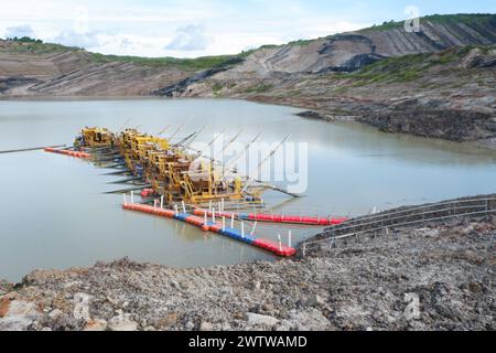 Sumpf im Kohlebergwerk oder Steinbruch, Wasserpumpen vom Sumpf in den Abfluss Stockfoto