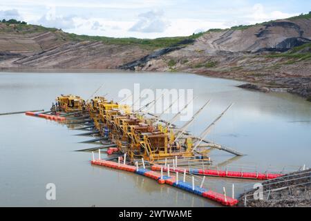 Sumpf im Kohlebergwerk oder Steinbruch, Wasserpumpen vom Sumpf in den Abfluss Stockfoto