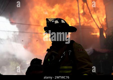 Quezon City, Metro Manila, Philippinen. März 2024. Feuerwehrleute löschten Flammen aus, als ein Feuer ein informelles Siedlergebiet in Metro Manila überfällt. Das Feuer erreichte den sechsten Alarm und verdrängte Hunderte von Bewohnern. (Kreditbild: © Basilio Sepe/ZUMA Press Wire) NUR REDAKTIONELLE VERWENDUNG! Nicht für kommerzielle ZWECKE! Stockfoto