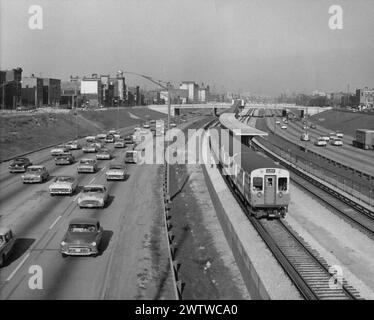 Blick nach Osten von der Sacramento Avenue zeigt den Fahrzeugverkehr nach Osten und Westen auf dem Congress Expressway in Chicago. Im Mittelstreifen der Schnellstraße wird der Zug der Chicago Transit Authority in Westbound vom Bahnhof aus gesehen. Der Betrieb von Schnellzügen im Mittelstreifen begann 1958 Stockfoto