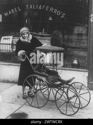 Mabel Taliaferro, Star der Bühne und Leinwand, geht in antike Shows Babywagen über 150 Jahre alt. Stockfoto