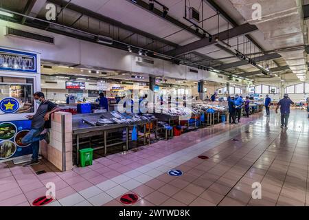 ABU DHABI, VAE - 15. OKTOBER 2021: Fischstände am Al Mina Market in Abu Dhabi, Vereinigte Arabische Emirate. Stockfoto