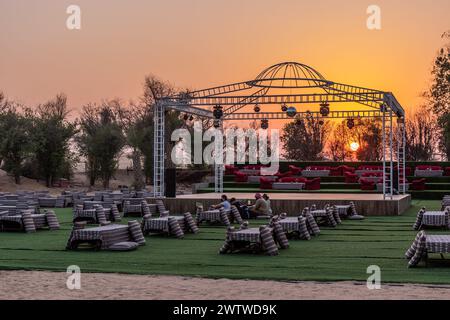 VAE - 16. OKTOBER 2021: Tanzbühne für Touristen in einer Wüste der Vereinigten Arabischen Emirate Stockfoto