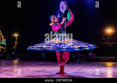 VAE - 16. OKTOBER 2021: Tänzershow in der Wüste der Vereinigten Arabischen Emirate Stockfoto