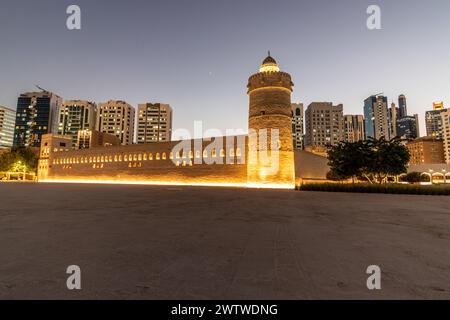 Abendlicher Blick auf das Qasr Al Hosn Fort in der Innenstadt von Abu Dhabi, Vereinigte Arabische Emirate. Stockfoto