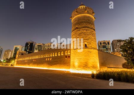 Abendlicher Blick auf das Qasr Al Hosn Fort in der Innenstadt von Abu Dhabi, Vereinigte Arabische Emirate. Stockfoto