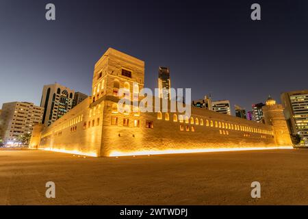 Abendlicher Blick auf das Qasr Al Hosn Fort in der Innenstadt von Abu Dhabi, Vereinigte Arabische Emirate. Stockfoto