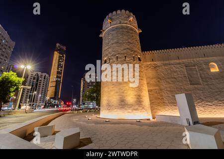 Abendlicher Blick auf das Qasr Al Hosn Fort in der Innenstadt von Abu Dhabi, Vereinigte Arabische Emirate. Stockfoto