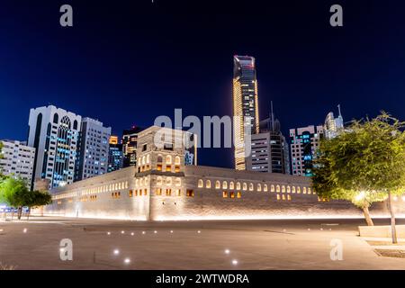 Abendlicher Blick auf das Qasr Al Hosn Fort in der Innenstadt von Abu Dhabi, Vereinigte Arabische Emirate. Stockfoto