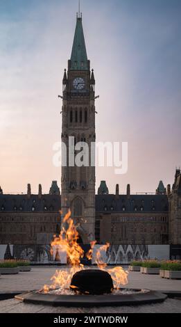 Centennial Flame auf dem Parliament Hill vor dem Peace Tower, Ottawa, Kanada Stockfoto