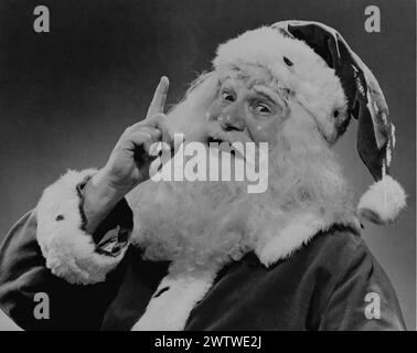 Nahaufnahme des Weihnachtsmanns gestikuliert mit seinem spitzen Finger und spricht, als ob ich sagen würde: „Ich hoffe, du warst gut in diesem Jahr.“ Stockfoto
