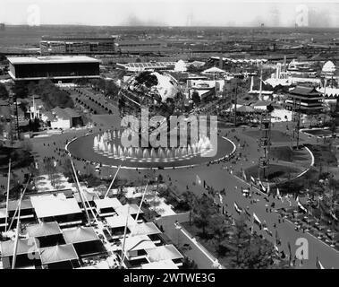 Luftaufnahme der Menschenmassen auf der Weltausstellung 1964 in New York mit dem Herzstück Unisphere, das von US Steel geschaffen wurde Stockfoto