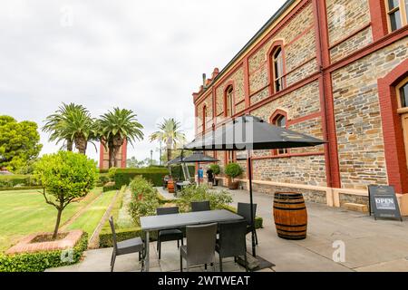 Chateau Tanunda Weingut im Barossa Valley, Gelände des Weinguts, Innenhof, Rasenflächen und Kellereingang, South Australia Stockfoto