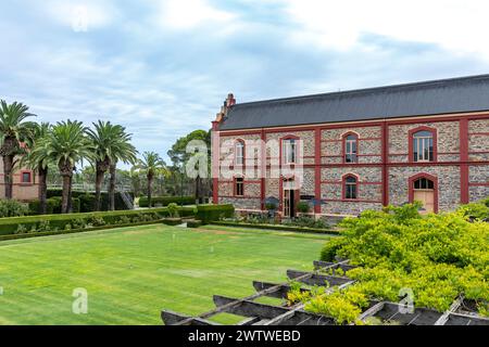 Chateau Tanunda Weingut im Barossa Valley, Gelände des Weinguts, Innenhof, Rasenflächen und Kellereingang, South Australia Stockfoto