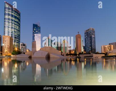 ABU DHABI, VAE - 19. OKTOBER 2021: Abendlicher Blick auf Wolkenkratzer und Musalla Al Hosn Moschee in der Innenstadt von Abu Dhabi, Vereinigte Arabische Emirate. Stockfoto