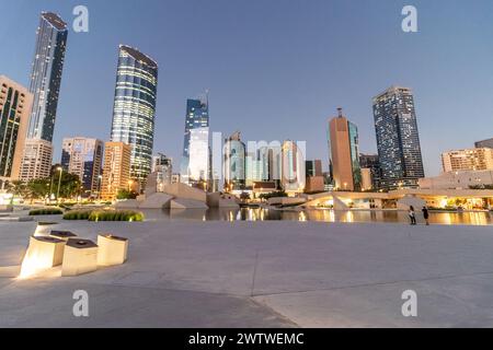 ABU DHABI, VAE - 19. OKTOBER 2021: Abendlicher Blick auf Wolkenkratzer und Musalla Al Hosn Moschee in der Innenstadt von Abu Dhabi, Vereinigte Arabische Emirate. Stockfoto