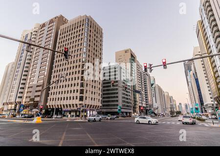 ABU DHABI, VAE - 21. OKTOBER 2021: Straßenkreuzung in der Innenstadt von Abu Dhabi, Vereinigte Arabische Emirate. Stockfoto