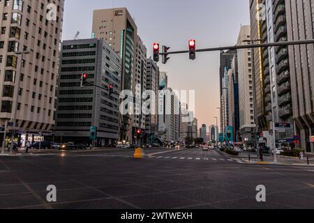 ABU DHABI, VAE - 21. OKTOBER 2021: Straßenkreuzung in der Innenstadt von Abu Dhabi, Vereinigte Arabische Emirate. Stockfoto