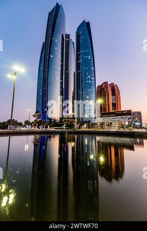 ABU DHABI, VAE - 22. OKTOBER 2021: Wolkenkratzer in Abu Dhabi, Vereinigte Arabische Emirate. Stockfoto