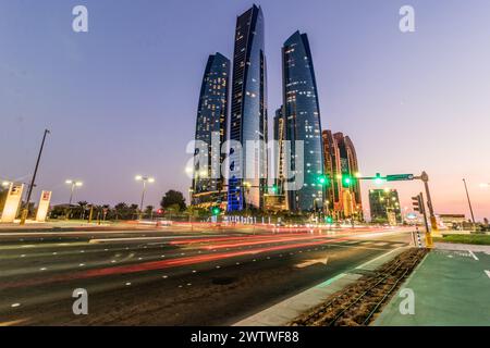ABU DHABI, VAE - 22. OKTOBER 2021: Wolkenkratzer in Abu Dhabi, Vereinigte Arabische Emirate. Stockfoto
