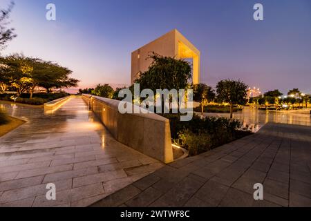 ABU DHABI, VAE - 22. OKTOBER 2021: Nächtlicher Blick auf das Gründerdenkmal in Abu Dhabi, Vereinigte Arabische Emirate. Stockfoto