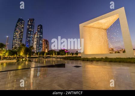 ABU DHABI, VAE - 22. OKTOBER 2021: Nächtlicher Blick auf das Gründerdenkmal in Abu Dhabi, Vereinigte Arabische Emirate. Stockfoto