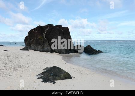 Black Rock auf der Westseite von Rarotonga Stockfoto