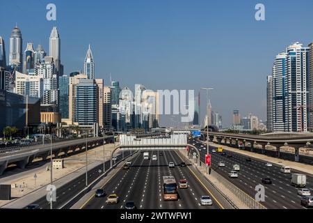 DUBAI, VAE - 27. OKTOBER 2021: Sheikh Zayed Road und die Skyline der Dubai Marina, Vereinigte Arabische Emirate. Stockfoto