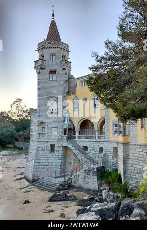 Palast der Grafen von Castro Guimaraes, 1900 im eklektischen architektonischen Stil erbaut, Blick in Sonnenuntergang Licht und Schatten, Cascais, Portugal Stockfoto