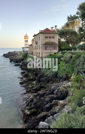 Santa Marta Lighthouse, erbaut auf dem Gelände des Santa Marta Fort, das heute ein Leuchtturmmuseum beherbergt, Blick bei Sonnenuntergang, Cascais, Portugal Stockfoto