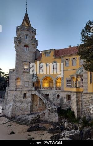 Palast der Grafen von Castro Guimaraes, 1900 im eklektischen architektonischen Stil erbaut, Blick in Abendbeleuchtung, Cascais, Portugal Stockfoto