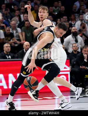 Belgrad. März 2024. Partizans Aleksa Avramovic (L) streitet mit Baskonias Sander Raieste während des 30. Runde-Spiels zwischen Partizan und Baskonia im Euroleague Basketball in Belgrad am 19. März 2024. Quelle: Predrag Milosavljevic/Xinhua/Alamy Live News Stockfoto