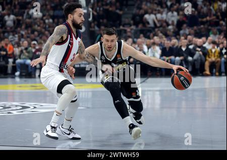 Belgrad. März 2024. Partizans Aleksa Avramovic (R) streitet mit Baskonias Chris Chiozza während des Spiels der 30. Runde zwischen Partizan und Baskonia im Euroleague Basketball in Belgrad am 19. März 2024. Quelle: Predrag Milosavljevic/Xinhua/Alamy Live News Stockfoto